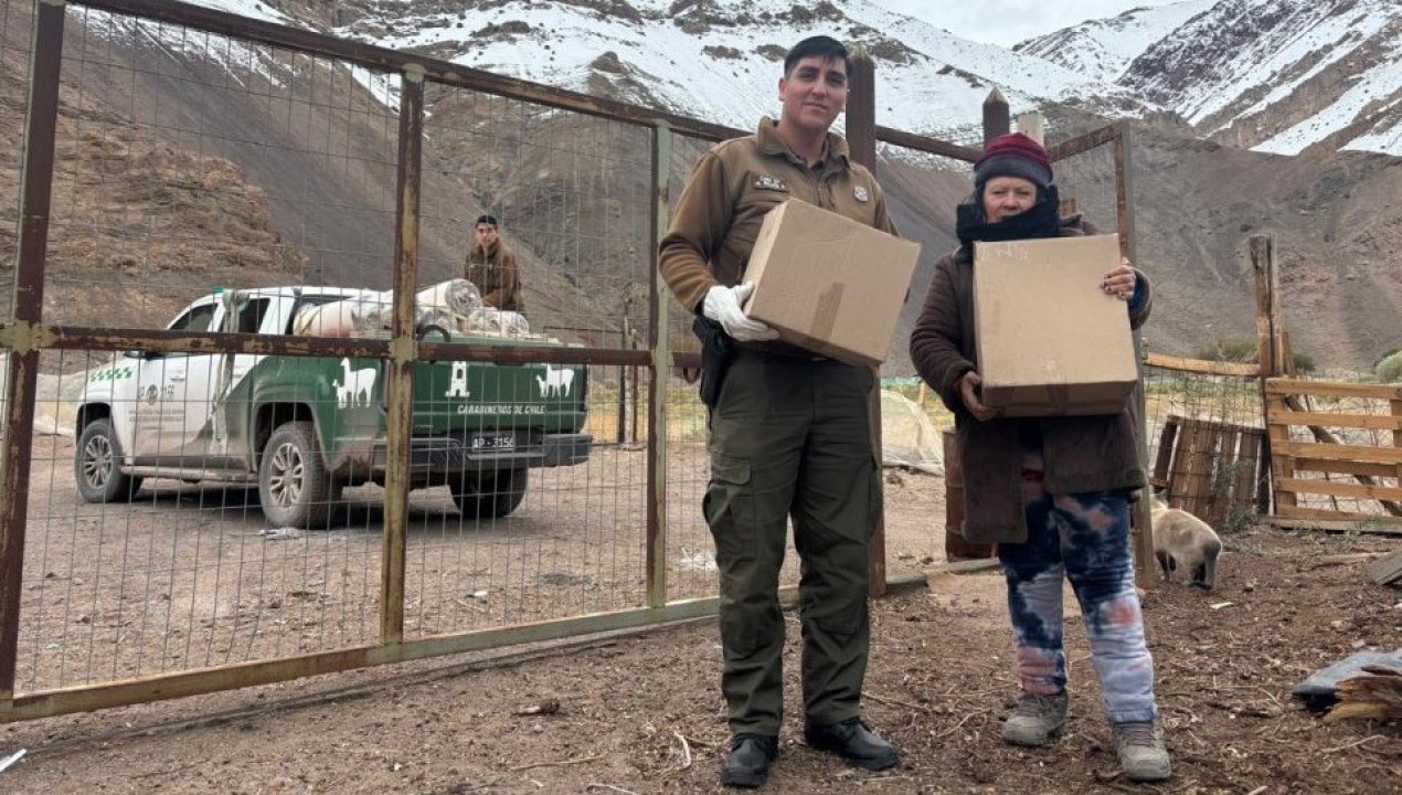 /carabineros-y-municipalidad-entregan-ayuda-a-comunidades-colla-aisladas-por