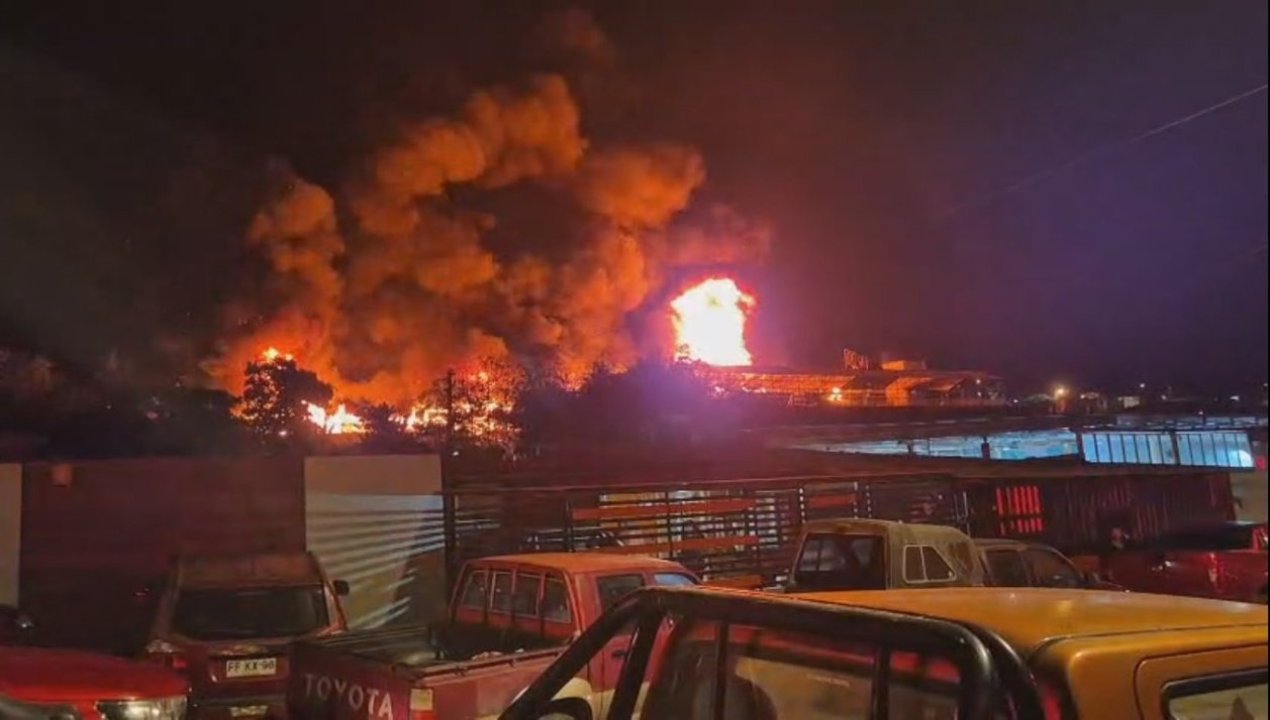 /incendio-de-gran-magnitud-afecta-hotel-gali-en-taltal